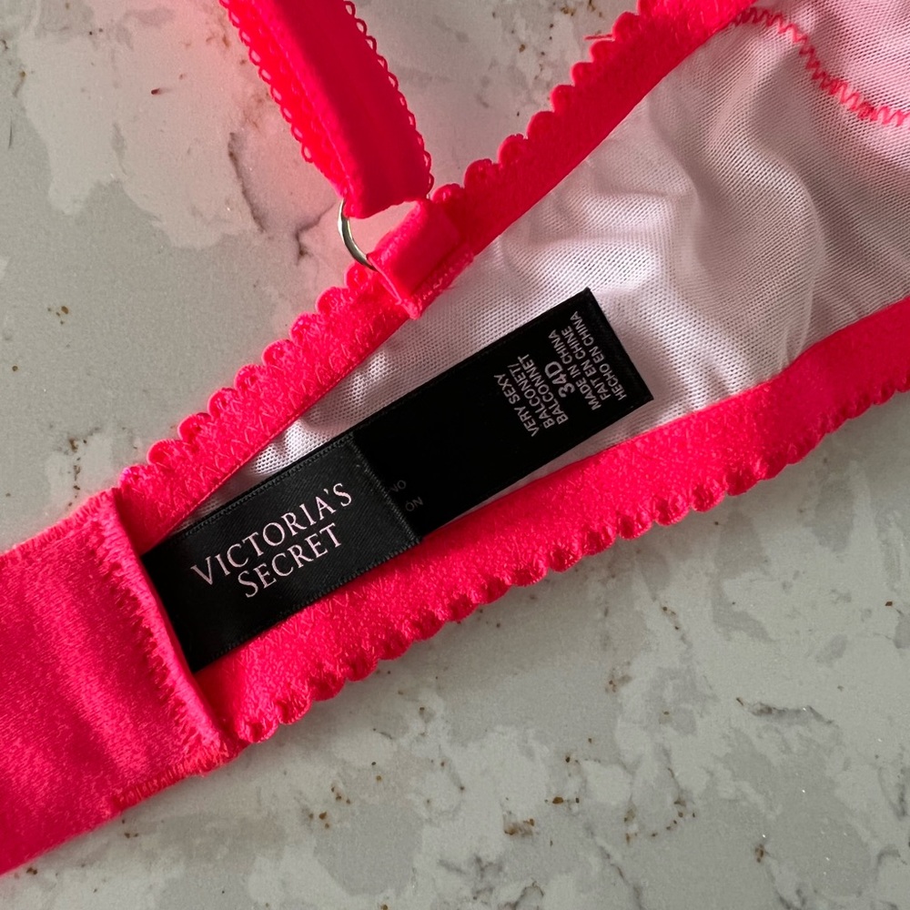 NWOT. Victoria’s Secret bra. 34D. Great condition. - Picture 4 of 4